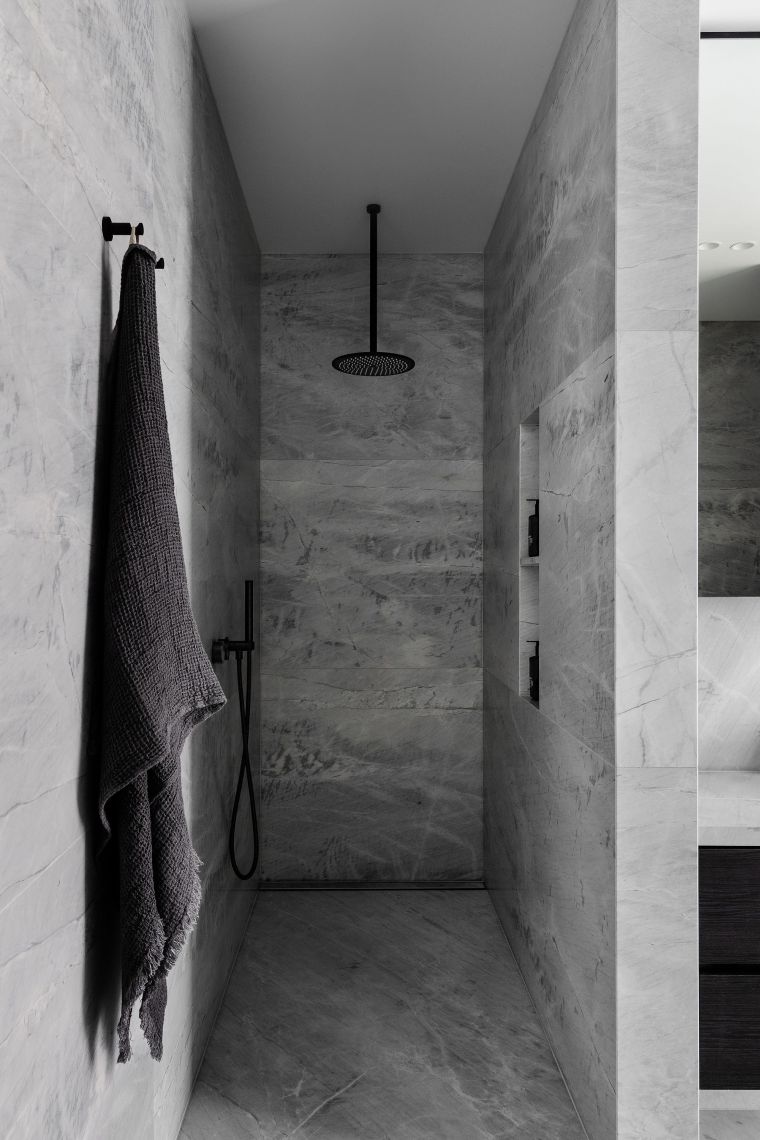 márvány fürdőszoba zuhanyzóval