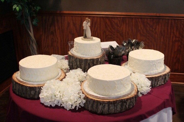 torta-matrimoniale-rustica-tronchi-fiori-bianchi