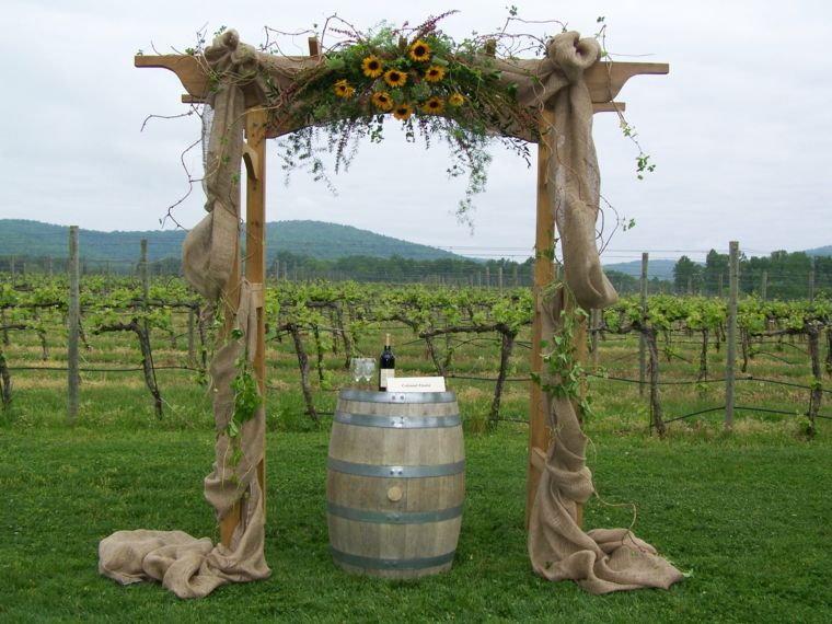 rustikalno-vjenčanje-ukras-svečano-luk-cvijeće-drvo