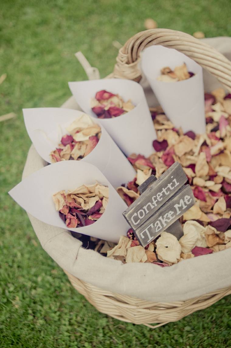 vjenčanje-ukrasi-champetre-konfeti-latice ruže