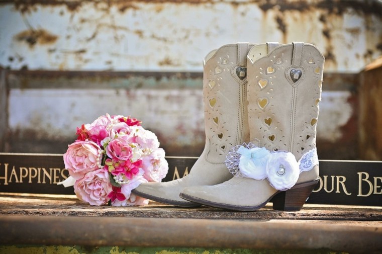 rustico-matrimonio-deco-abito-matrimonio-stivali-da-cowboy-fiori