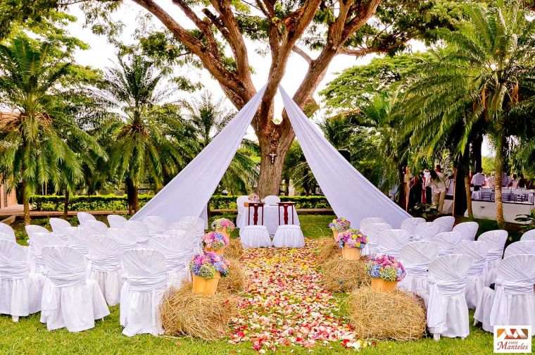 素朴な結婚式の装飾の花-わら-ベール