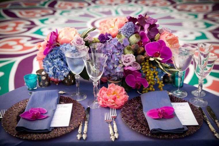 keleti-esküvő-téma-asztal-dekoráció-színek-szervezés