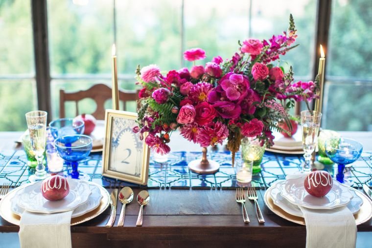 asztaldísz-keleti-esküvői virágok-középpont-ötlet