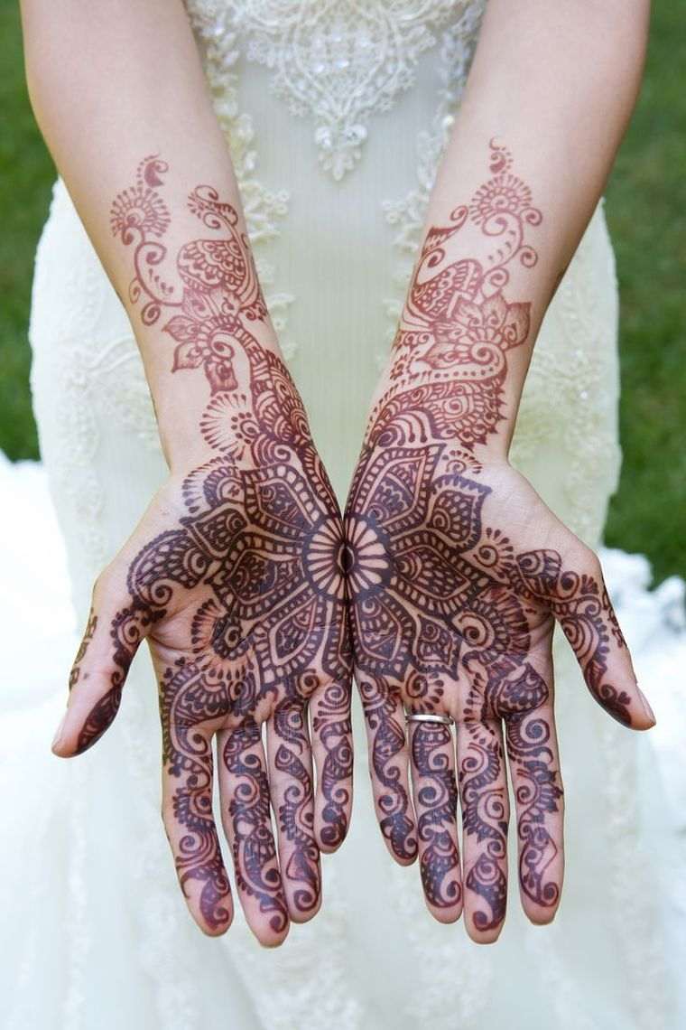 keleti esküvői dekoráció tetoválás-nő-hene-modell