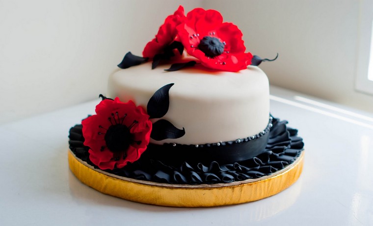 赤と黒の結婚式の装飾の小さなケーキ