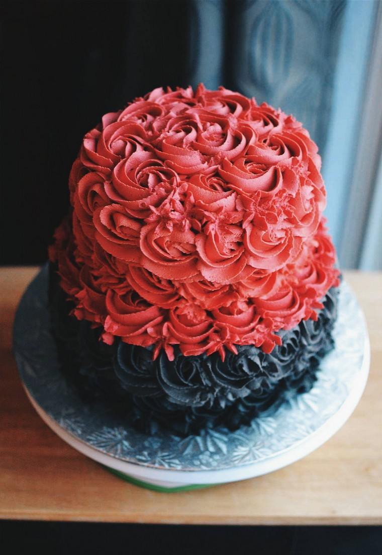 crveno -crni vjenčani dekor ideja za vjenčanu tortu