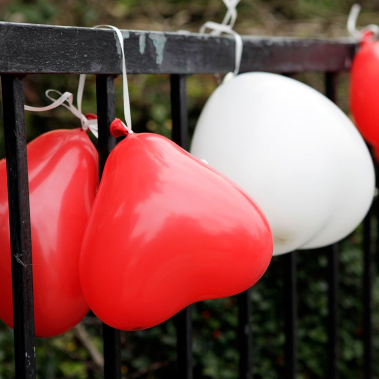 decorazioni per matrimoni con palloncini rossi e neri