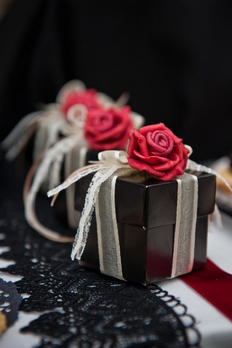 piros és fekete esküvői dekoráció ötlet rózsaszín esküvői meghívó ajándék