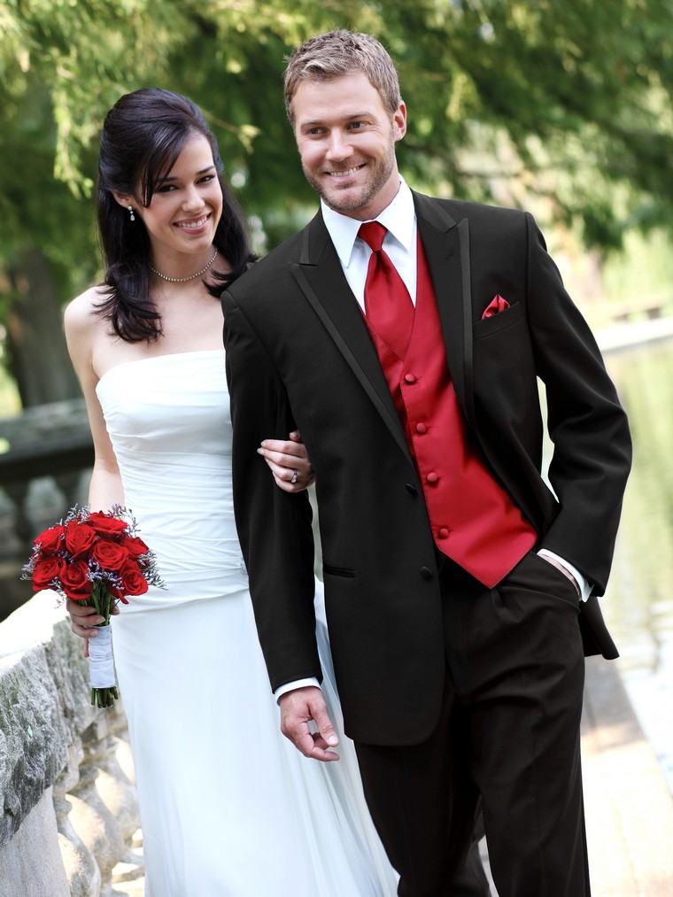男-結婚式-デコ-赤-黒-衣装