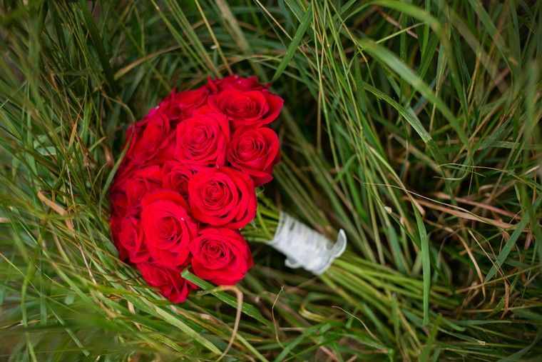 赤と黒の結婚式の装飾のアイデア花束のバラ