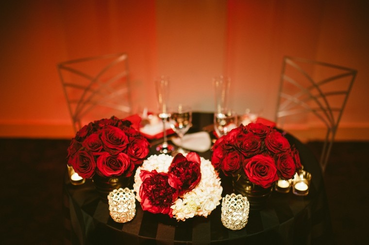 Piros és fekete esküvői dekoráció rózsák fekete asztali székek