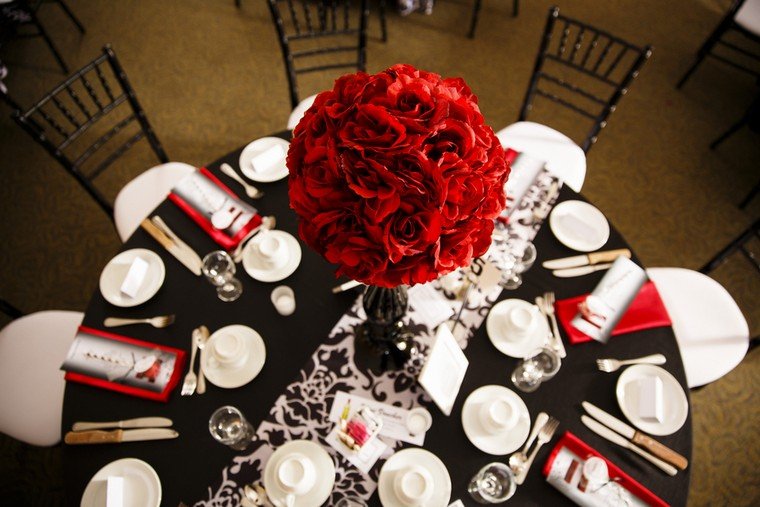 piros és fekete esküvői dekoráció virágcsokor ötlet