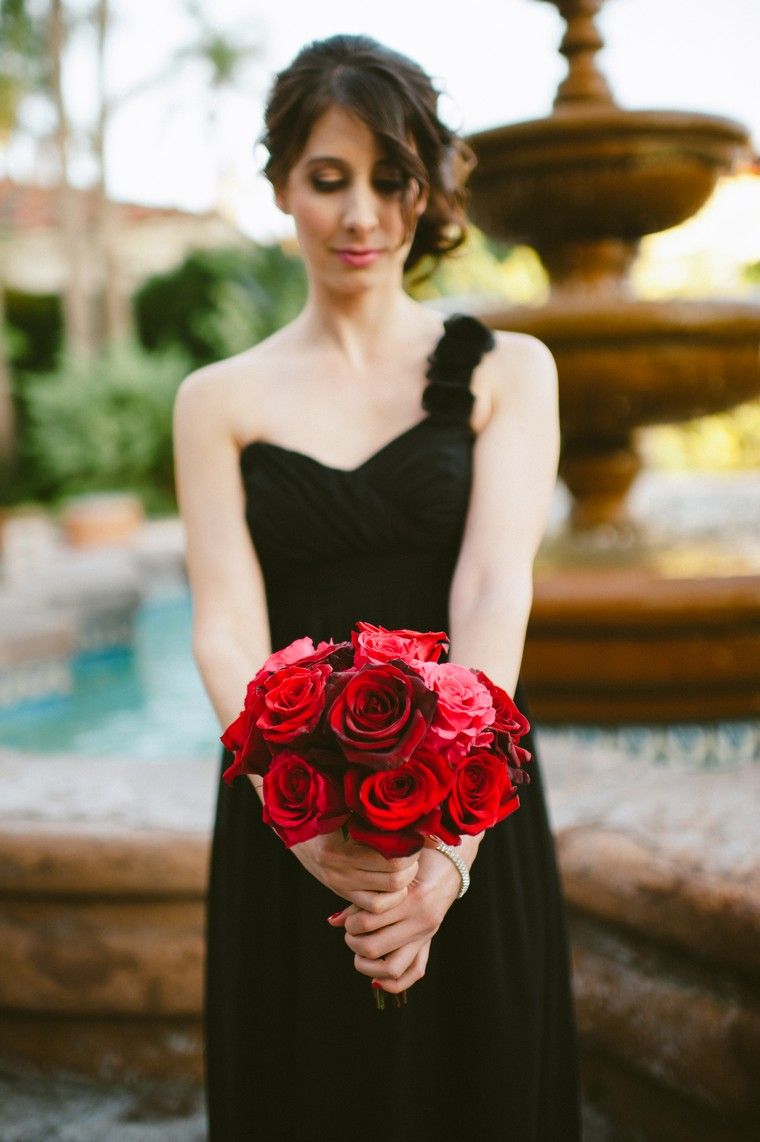 赤と黒の結婚式の装飾の花束のバラのアイデアのウェディングドレス