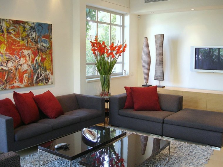 modernus svetainės interjero dekoravimas su pilka sofa