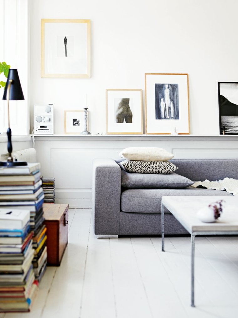 modernaus dizaino pilka sofa svetainėje