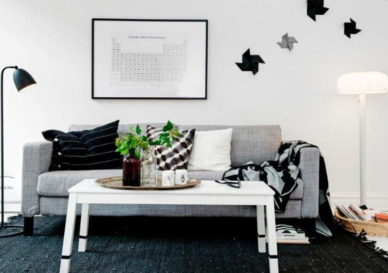 pilkos sofos dekoro idėjos