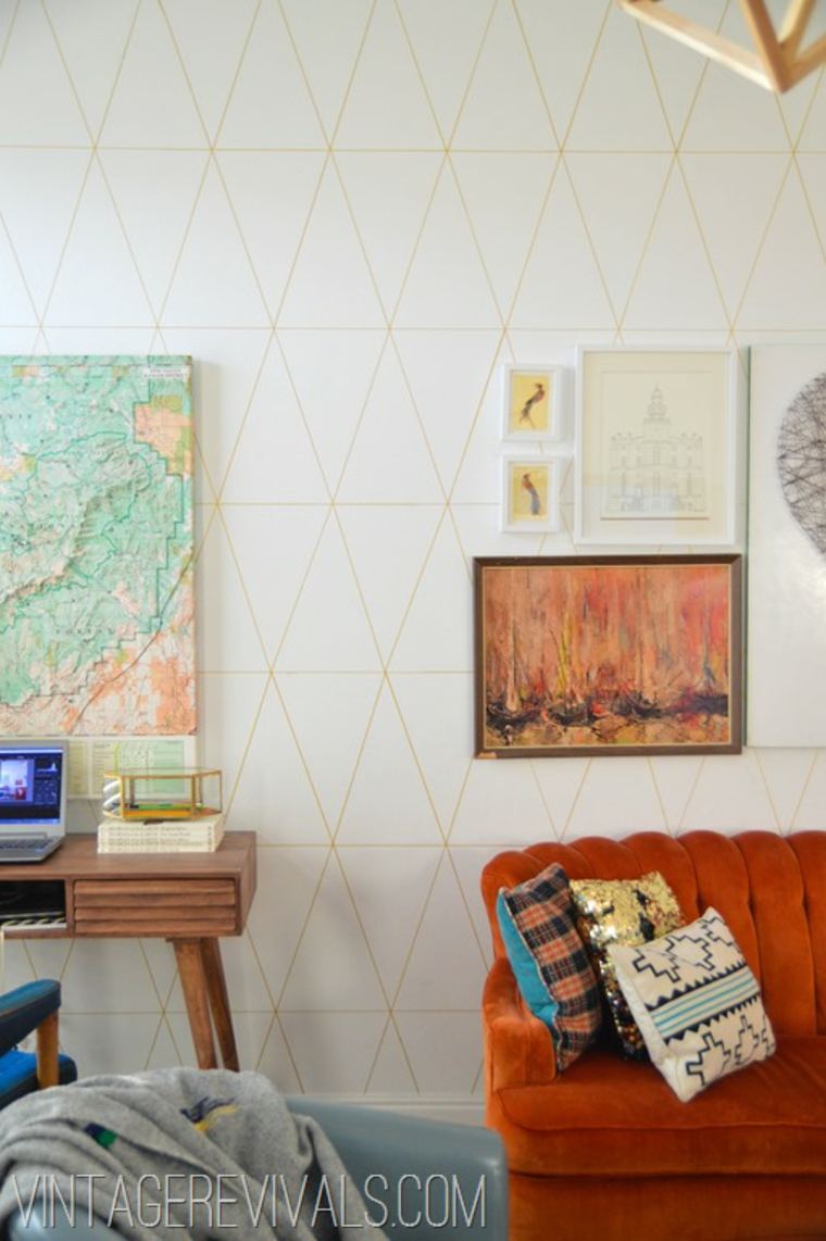 „pasidaryk pats“ sienų dekoro idėja gyvenamasis kambarys sofa oranžinės modernios pagalvėlės sienų dekoro rėmai