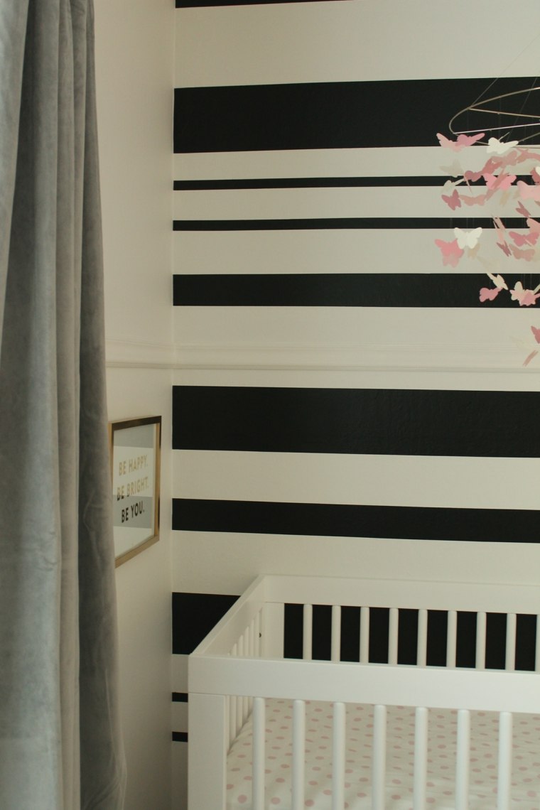 juodos baltos juostelės kūdikio kambario deko idėja kūdikio lova