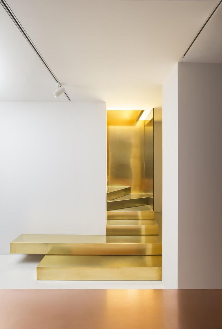 metalni zidni ukrasi stubište-zid-naglasak-zlato