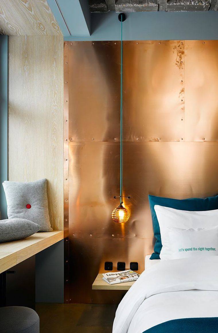 metalna-zidna-dekoracija-bakrena-sporedna-spavaća soba