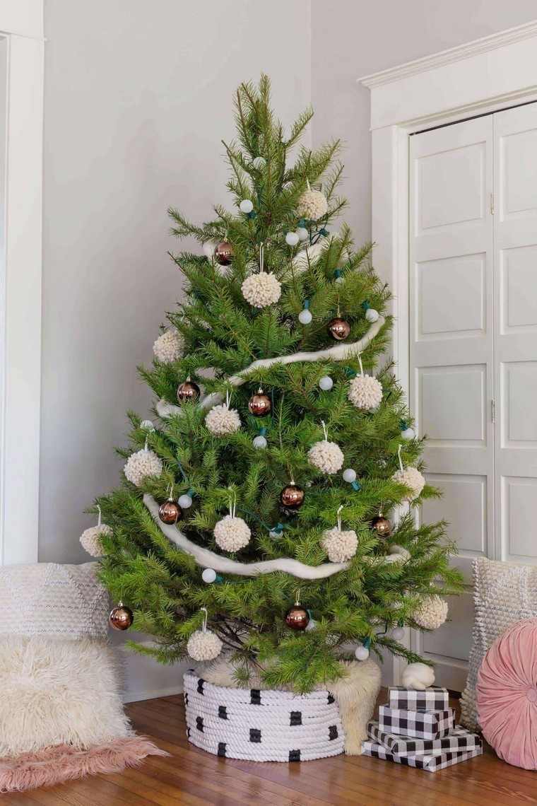 labdákkal díszített karácsonyfa