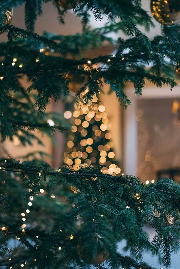 Karácsonyfa világos koszorúval díszítve