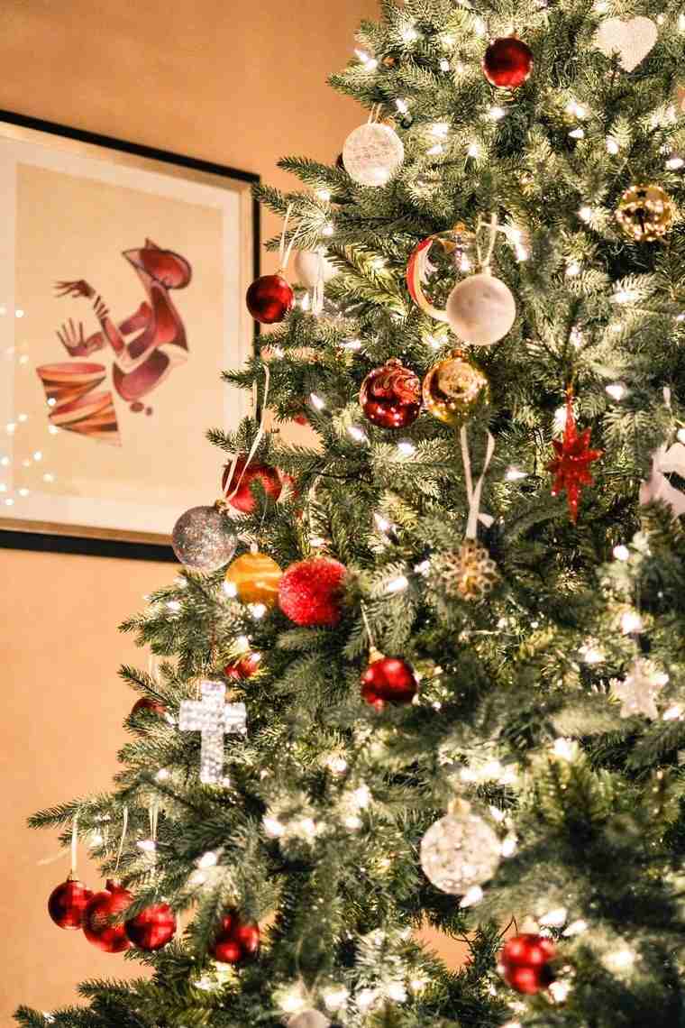 Karácsonyfa golyókkal és könnyű koszorúval díszítve