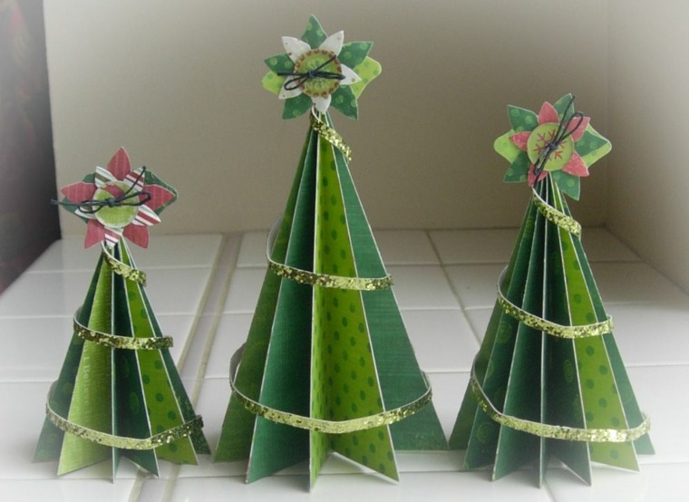 Karácsonyi dekoráció papír karácsonyfa készítéséhez