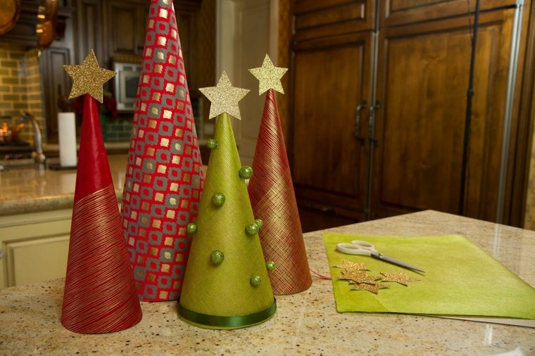 Karácsonyi dekoráció kis kartonfa készítéséhez