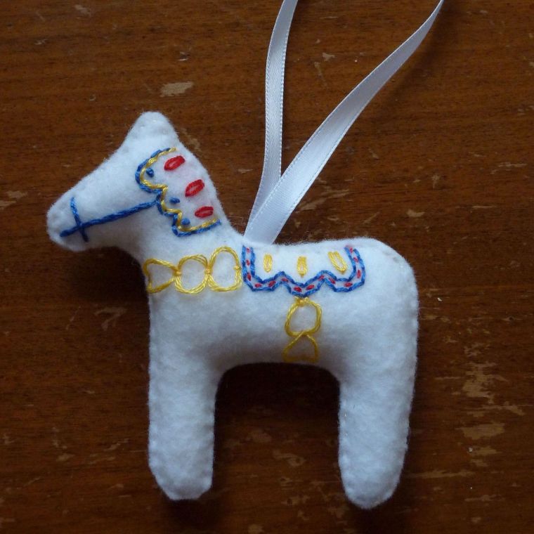 feltro decorazione natalizia; cavallo bianco