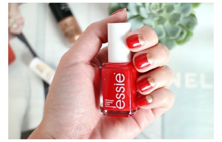 idee-deco-unghie-natali-rosse-o-manicure-francese