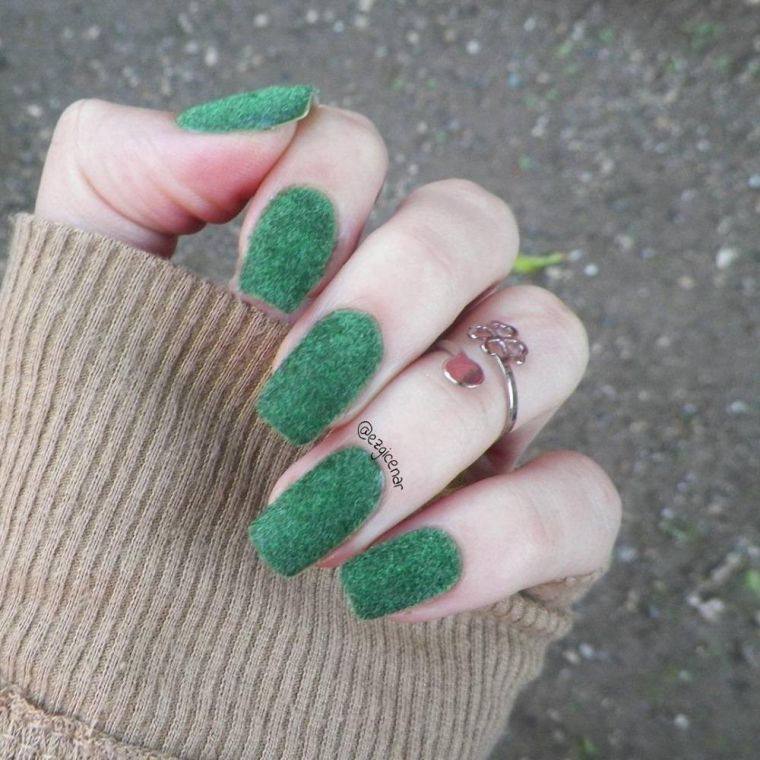 ciatre-varnish-velvet-effect-christmas-trend