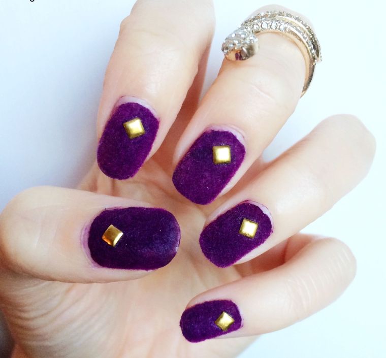 nail art effetto velluto viola-oro