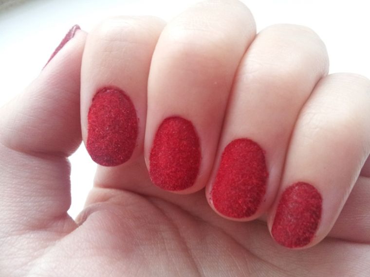 nail art smalto effetto velluto-trendy-natale-rosso