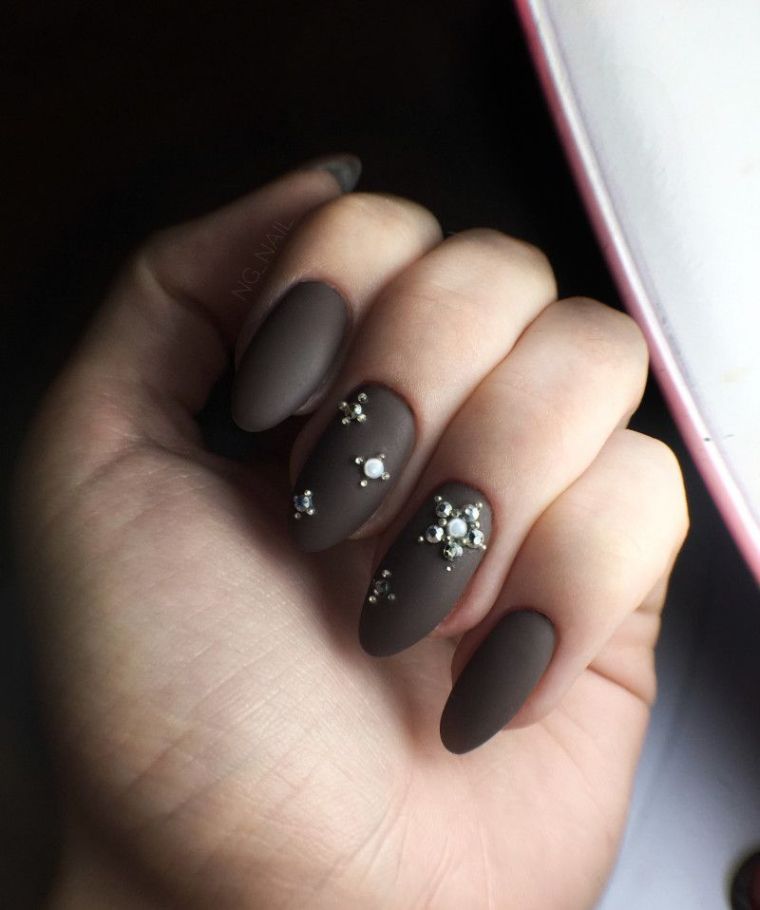 nail-deco-color-trend-shadow-black-and-glitter