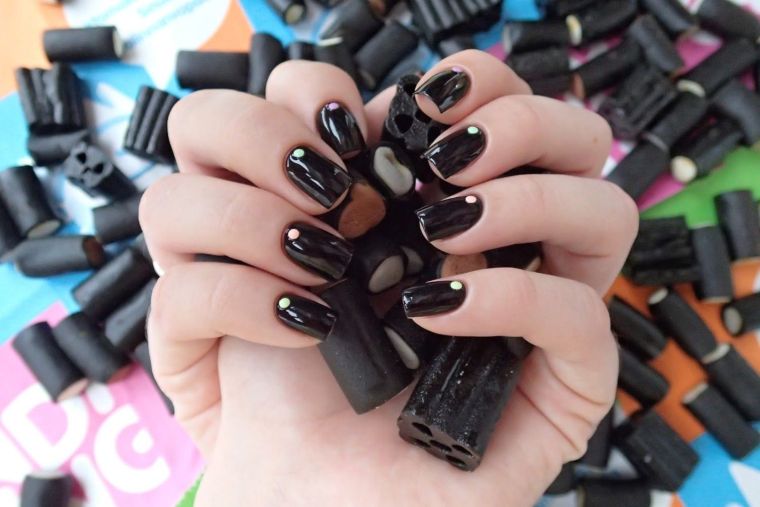 deco-nail-for-winter-black-easy-idea