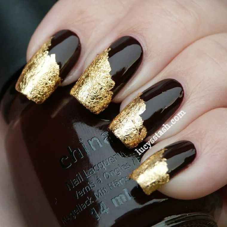 crno-zlatni nokti-ukrasi-zlatni listići-trend-model