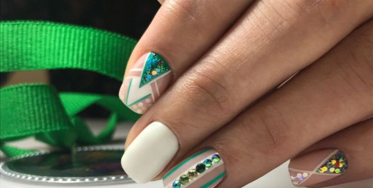 geometric-deco-nails-christmas-glitter-idea