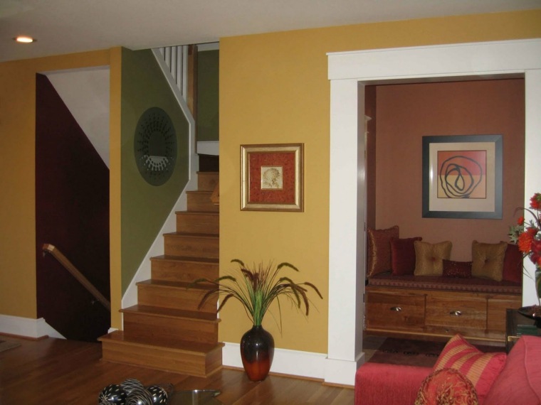 pittura murale interna decorazione casa atterraggio rosso marrone arancione scuro verde pastello