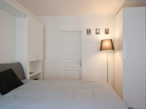 Cornice per lampada idea arredamento camera da letto piccola