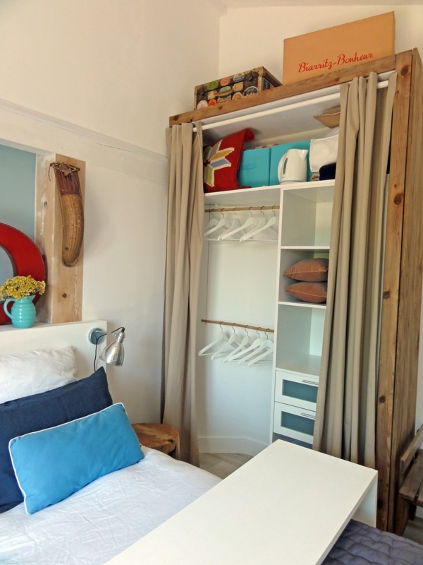 idea di decorazione camera da letto adolescente armadio in legno letto adolescente
