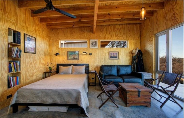 camera da letto in stile country chic con decorazioni in pietra e legno