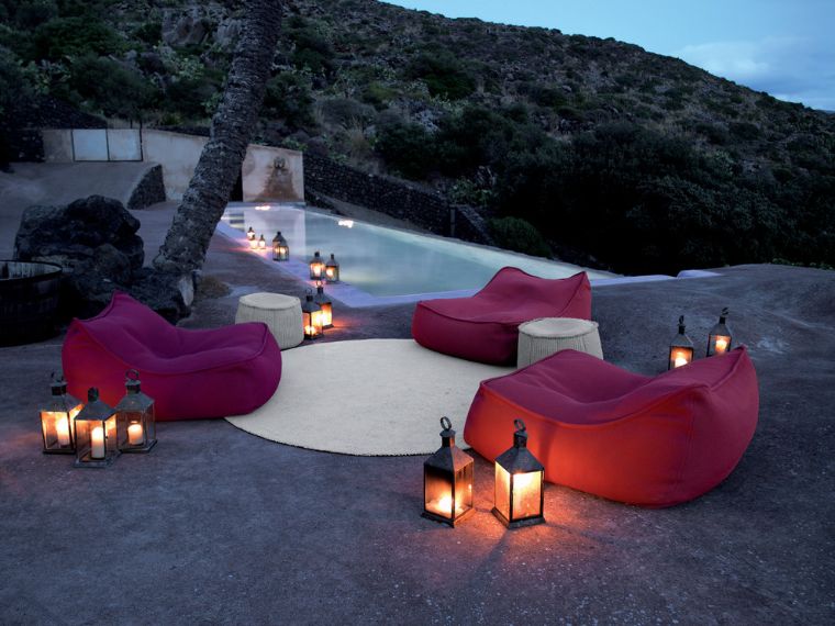 pouf romantico con candele per piscina all'aperto