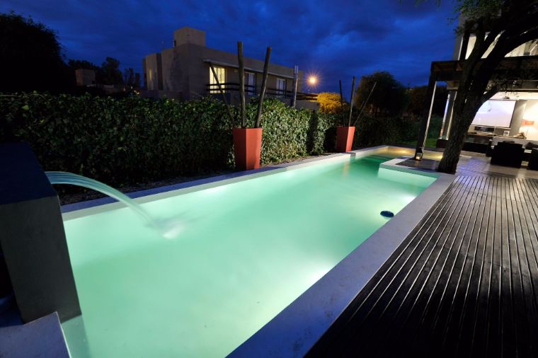 design minimalista per l'idea all'aperto di deco della piscina