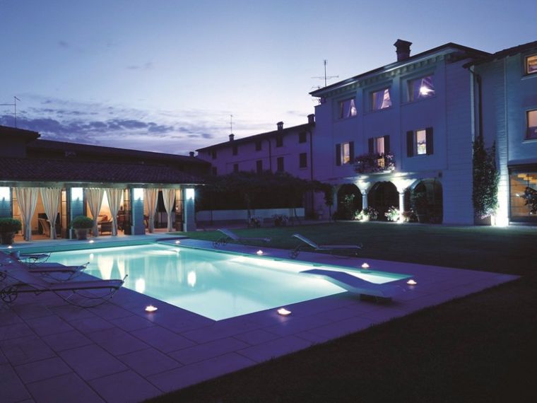 idea di illuminazione per piscina all'aperto sedia a sdraio da giardino