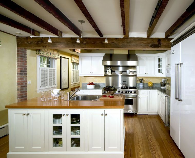 bijeli i drveni kuhinjski dekor