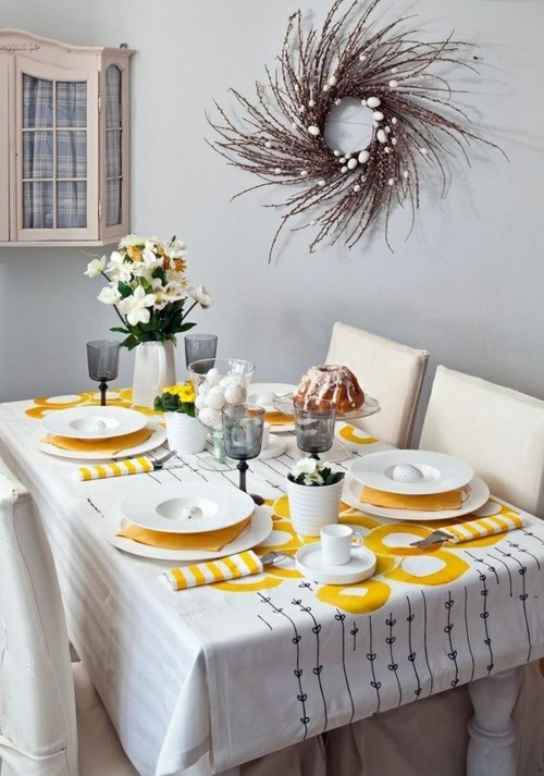 žuto -bijeli dekor za uskršnji stol