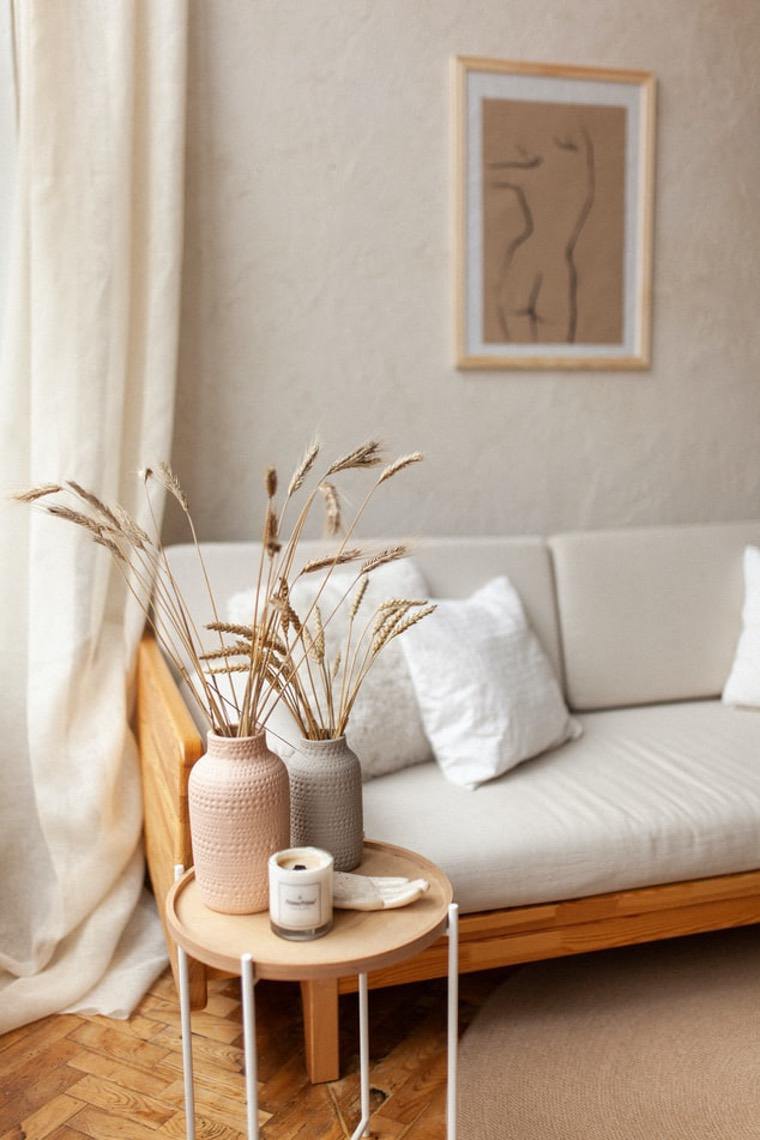 fehér kanapé és tavaszi nyári dekoráció