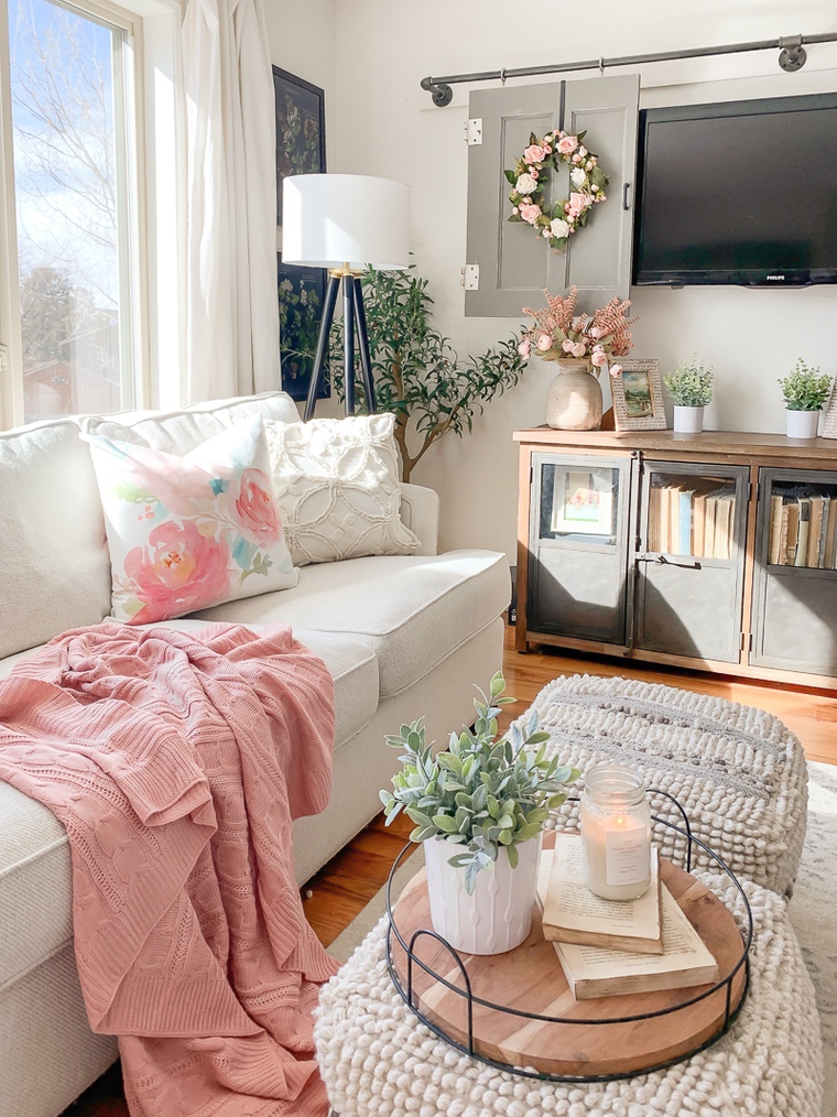 divano e cuscini del soggiorno